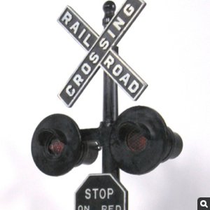 Marx421CrossingSignalwFlashingLightsblk1